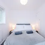 Stylish 2br House For 4 In With Parking Дом отдыха