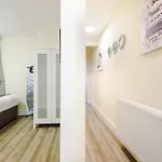 בית נופש Sleeps 13, Free Parking, Near Etihad & C0-0p Live, 4br