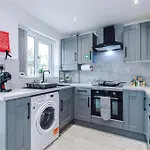 Stylish 2br House For 4 In With Parking * Manchester