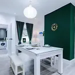 Modern 2-bed House Near Centre - Sleeps 6 度假居