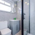 Pearl Reside - Sleeps 5, Free Parking & 5 Mins Centre