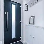 Stylish 2br House For 4 In With Parking Манчестер