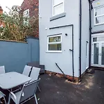 Sleeps 13, Free Parking, Near Etihad & C0-0p Live, 4br