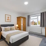 Newly Built 4-bed Semi-detached 2 Baths, Near 度假居 曼彻斯特