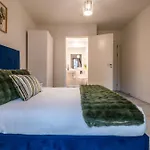 M1 Townhouse Sleeps 8 Parking Fast Wifi *