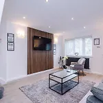 Stylish 2br House For 4 In With Parking Ferienhaus *