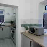 Modern 3-br On Edge Of Center With Free Parking 度假居