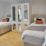 Massive And Stylish 5 Bed House - Sleeps 13 - Free Parking Manchester