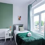 Spacious 3 Bed In By 53 Degrees Property, Perfect For Group Stays, Sleeps 8 With Free Parking! بيت للعطل *