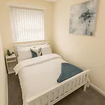 Spacious 3-bed House With Private Yard Prázdninový dům Manchester