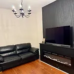 Large Luxury 4 Bedroom With Parking Manchester