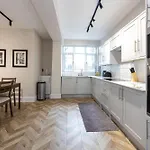 Detached House In Prestwich Sleeps 10 With Parking * Манчестер