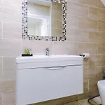 בית נופש Sleeps 13, Free Parking, Near Etihad & C0-0p Live, 4br