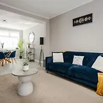Vakantiehuis Stunning 2br House In Near Etihad And Coop Arena *