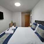 Bright Stylish 3br Near Cen… Prázdninový dům *