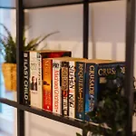 度假居 3 Bedroom House In Salford - Sleeps 6 Guests, Contractors, Groups, Families, Business, Leisure & Relocation Welcome, 15 Minutes From Centre, Fast Wi-fi, Smart Tv In Each Bedroom And Free Parking, Long & Short Welcome 曼彻斯特