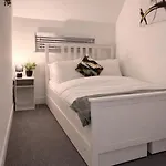 Boutique Mcr With Games Table, Sleeps 9 *