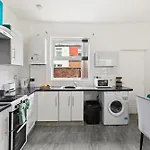 2 Bedroom 5 Beds House 10 Minutes Away From Centre And Hospitals On Street Parking ,great For Long Term Contractors And Hospital Workers * مانشستر