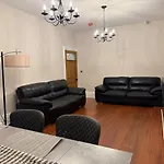 Large Luxury 4 Bedroom With Parking 別荘 マンチェスター