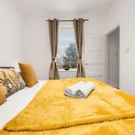 Дом отдыха Contractors Stay-wi-fi-free Parking-22 Percent Off Monthly Манчестер