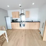 Ubytování v soukromí Modern Private In Shared 2 Bed Flat Camp St *
