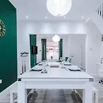 Modern 2-bed House Near Centre - Sleeps 6