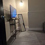 Spacious 3br With Free Parking Ideal For Business & Contractor Sleeps Up To 6 度假居