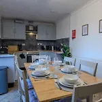 Modern 3br House - Quiet Clifton Area Ferienhaus *