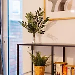Modern 3 Bedroom House In Salford, Sleeps 6, 16 Minutes From Centre, Free Parking & Wi-fi, Weekly And Monthly Stays, Great Rates Available At Peachy Casa de Férias Manchester