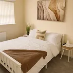 Spacious 3-bed House With Private Yard Prázdninový dům Manchester