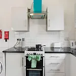 2 Bedroom 5 Beds House 10 Minutes Away From Centre And Hospitals On Street Parking ,great For Long Term Contractors And Hospital Workers *