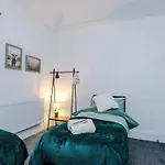 Feriehus Modern 2-bed House Near Centre - Sleeps 6 *
