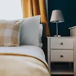 Prázdninový dům Exotic 4bd, Etihad, Coop Arena - Tv In And Outdoor Dining