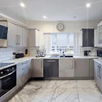 Massive And Stylish 5 Bed House - Sleeps 13 - Free Parking Prázdninový dům *