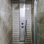 Sleeps 13, Free Parking, Near Etihad & C0-0p Live, 4br