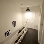 Cosy 2bdr House With Driveway Near Prázdninový dům