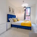M1 Townhouse Sleeps 8 Parking Fast Wifi * Manchester