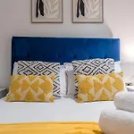 2br Townhouse & Parking, Spring