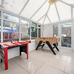 The Vibe & Play Hangout - Hot Tub Retreat *