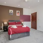 Modern & Spacious 4-bedroom Home, Family & Contractor Friendly, Prázdninový dům Manchester