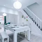 Feriehus Modern 2-bed House Near Centre - Sleeps 6 Manchester