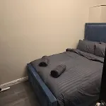 Spacious 3br With Free Parking Ideal For Business & Contractor Sleeps Up To 6 *