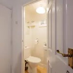 度假居 3 Bedroom House In Salford - Sleeps 6 Guests, Contractors, Groups, Families, Business, Leisure & Relocation Welcome, 15 Minutes From Centre, Fast Wi-fi, Smart Tv In Each Bedroom And Free Parking, Long & Short Welcome 曼彻斯特