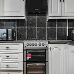 Guestready - Cozy 3-bedroom In Droylsden Manchester