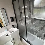 بيت ضيافة Hendham - Near Etihad Stadium, Coop Live Arena, National Cycling Centre & 24 Hour Asda مانشستر