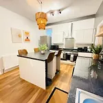 3br House Near Old Trafford With Games Sleeps 8 * マンチェスター