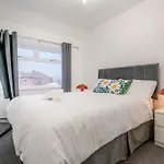 Spacious 4 Bed Ideal For Business & Long Term Stays, Free Parking * Manchester