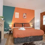 Modern & Spacious 4-bedroom Home, Family & Contractor Friendly, Manchester