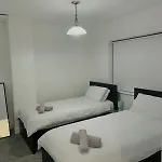 Modern 3-br On Edge Of Center With Free Parking 度假居 *