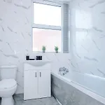 Vakantiehuis 3 Bedroom Town House - Etihad Stadium - Free Parking Manchester